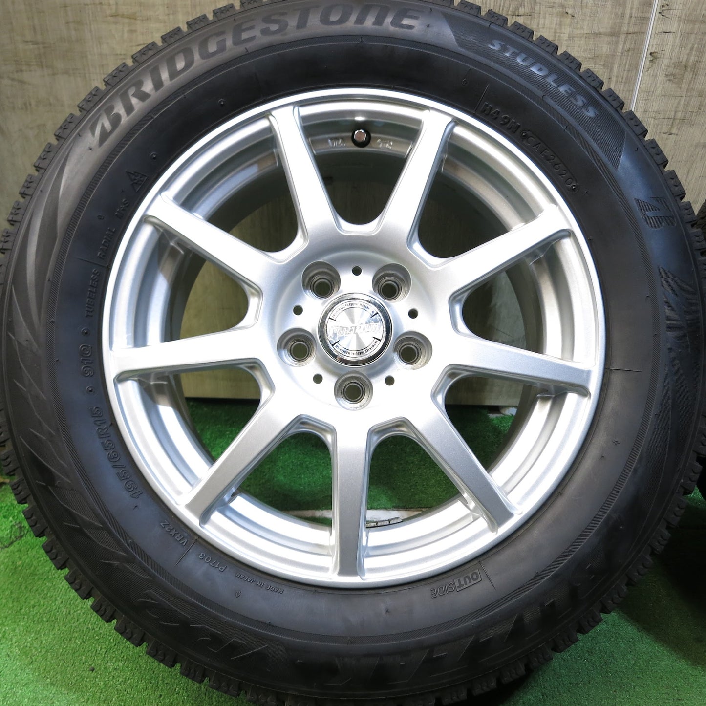 [送料無料]バリ溝！20年！綺麗！9.5分★プリウス 等 195/65R15 スタッドレス ブリヂストン ブリザック VRX2 ravrion ラブリオン 15インチ PCD100/5H★3042806Hス
