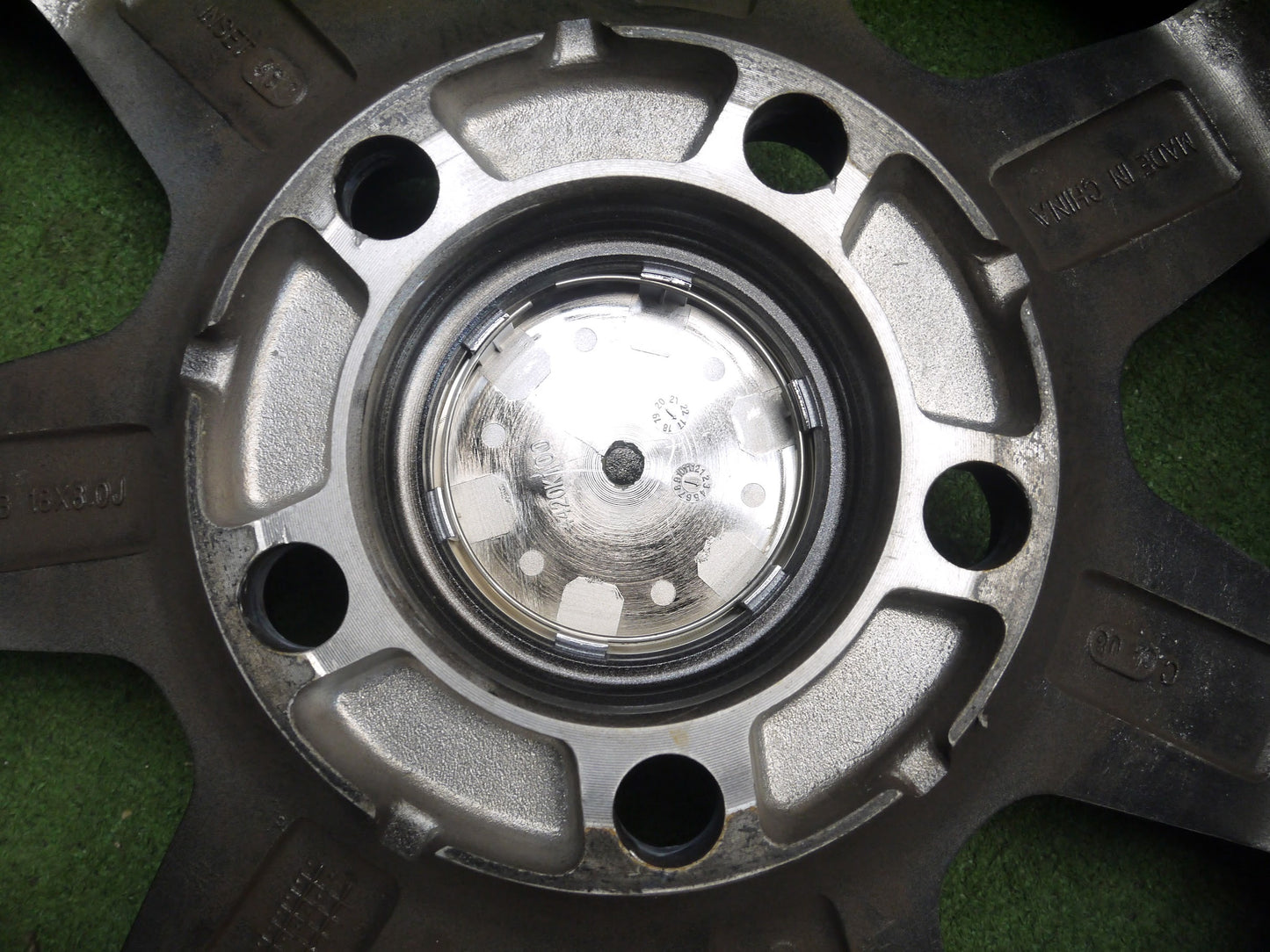 [送料無料]バリ溝！19年！綺麗！9.5分以上★ランクル 等 MADCROSS 285/60R18 スタッドレス ダンロップ ウインターマックス SJ8 18インチ PCD150/5H★2121007アス