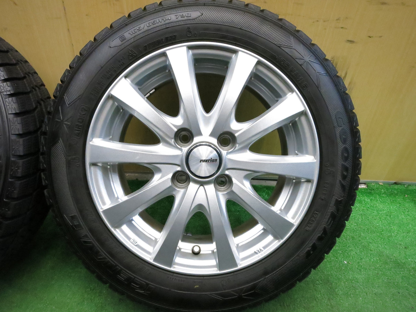 [送料無料]バリ溝！19年！9.5分以上★スタッドレス 165/65R14 グッドイヤー アイスナビ6 ravrion RS01 ラブリオン 14インチ PCD100/4H★2121904Hス
