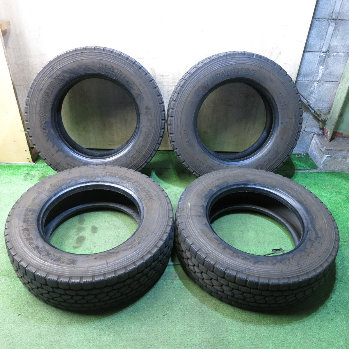 *送料無料* バリ溝！23年！8.5分★トラック タイヤ 245/70R19.5 136/134J ブリヂストン エコピア M801Ⅱ ミックス オールシーズン 19.5インチ★4021406クスタ