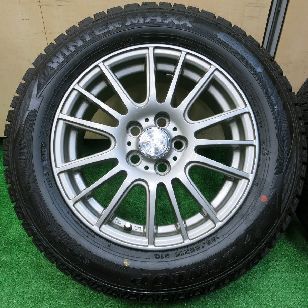 [送料無料]バリ溝！22年！キレイ！ほぼ10分★プリウス 等 195/65R15 スタッドレス ダンロップ ウインターマックス WM02 ravrion selzer PCD100/5H★3110902イス