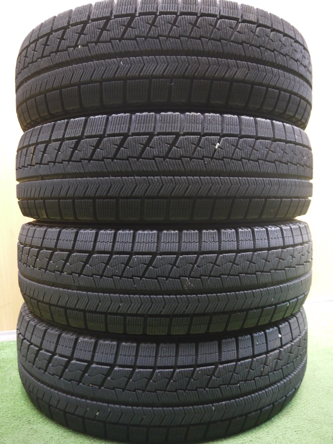 [送料無料]バリ溝！9分★スタッドレス 185/70R14 ブリヂストン ブリザック VRX タイヤ 14インチ ノート アクア カローラ 等★2061812ヤスタ