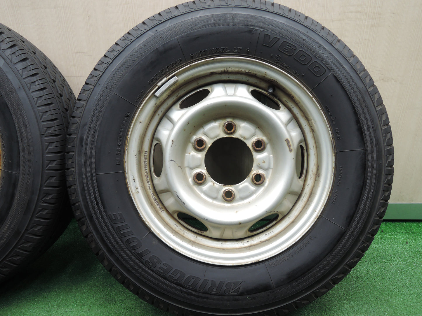 *送料無料*バリ溝！9分★日産 キャラバン 純正 スチール 195/80R15 107/105L ブリヂストン V600 15インチ PCD139.7/6H★3112515HAノ