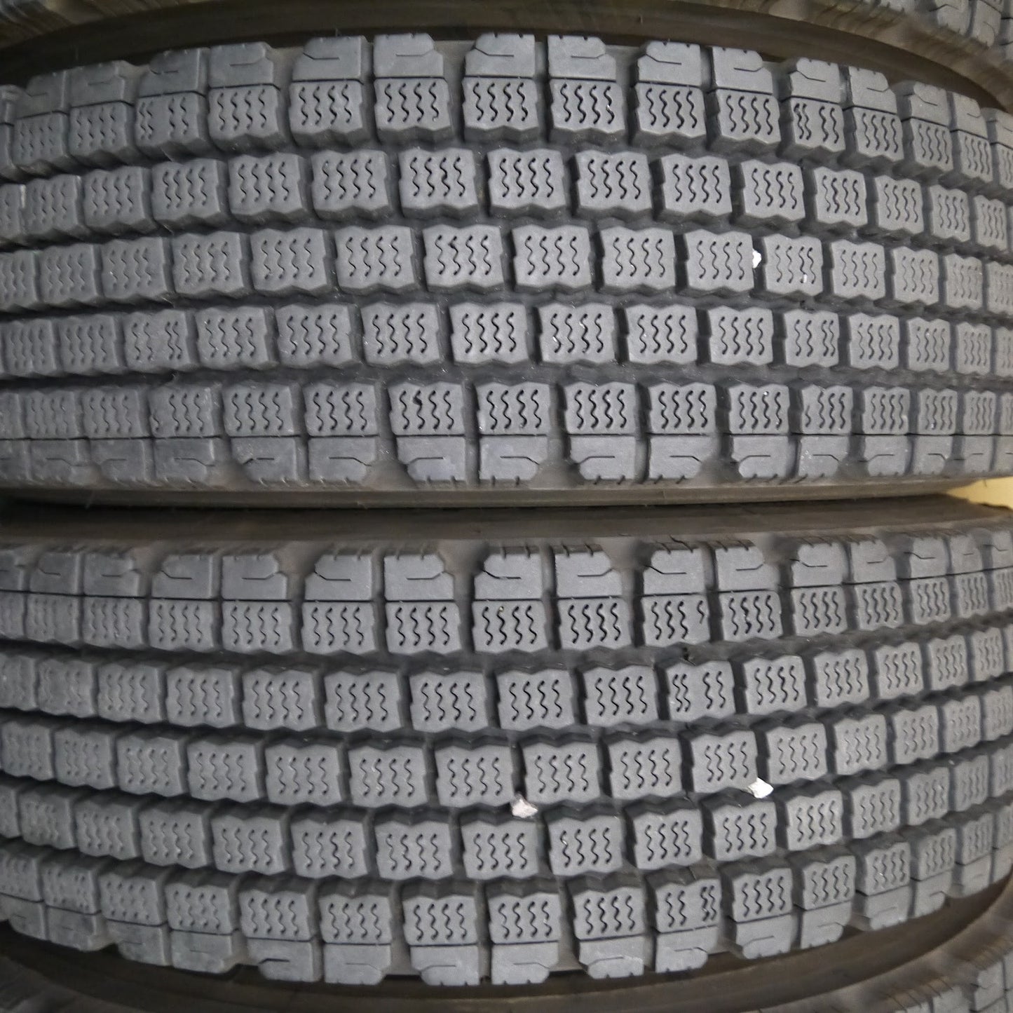 [送料無料]バリ溝！22年！9分★トラック タイヤ 225/80R17.5 123/122L スタッドレス ブリヂストン W910 17.5インチ★3041108クスタ