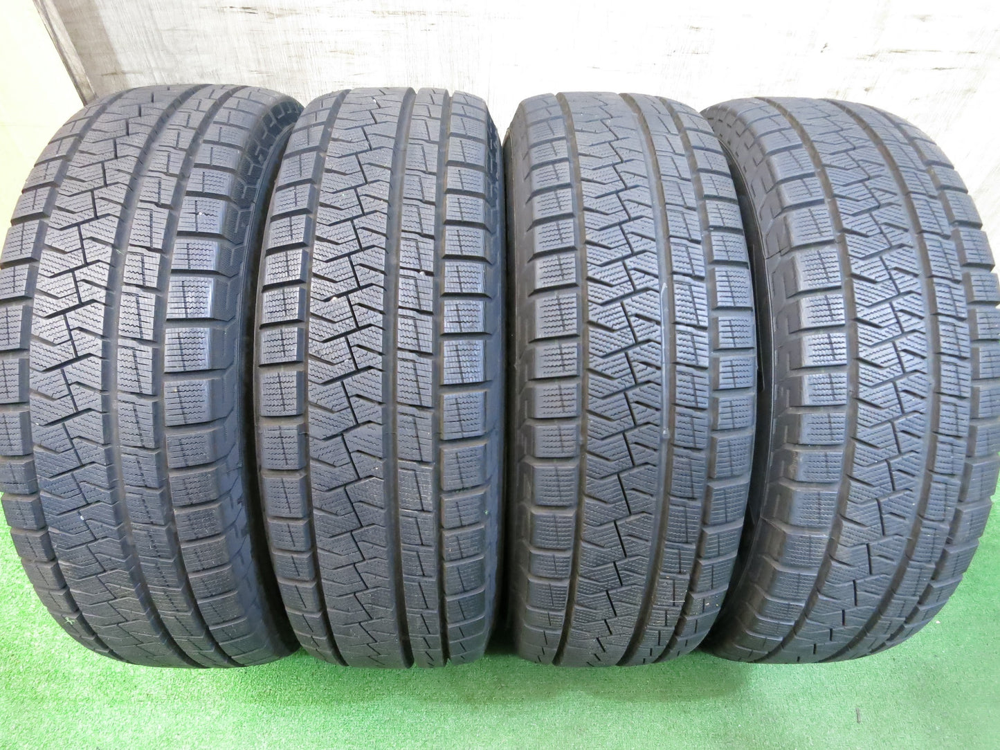 [送料無料]バリ溝！21年！ほぼ10分★スタッドレス 195/65R15 ピレリ アイスアシンメトリコ プラス SIBILLA GG シビラ 15インチ PCD114.3/5H★2120904Hス