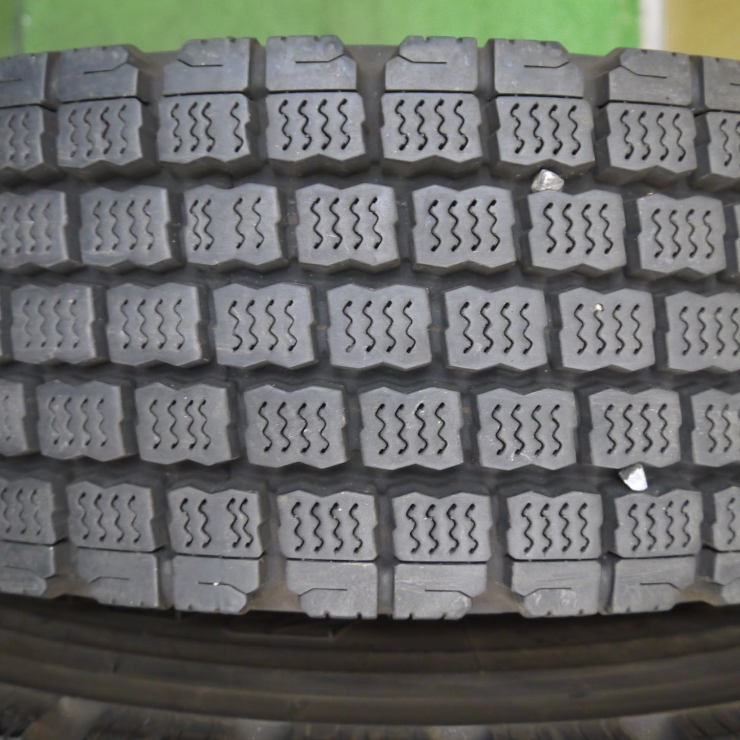 [送料無料]バリ溝！22年！8.5分★トラック タイヤ 225/80R17.5 123/122L スタッドレス ブリヂストン W910 17.5インチ★3041801クスタ