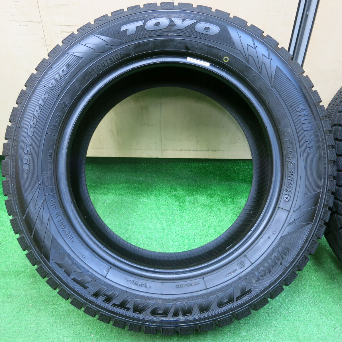 *送料無料*バリ溝！21年！9.5分以上★スタッドレス 195/65R15 トーヨー ウインター トランパス TX タイヤ 15インチ ノア ヴォクシー 等★3120917イスタ