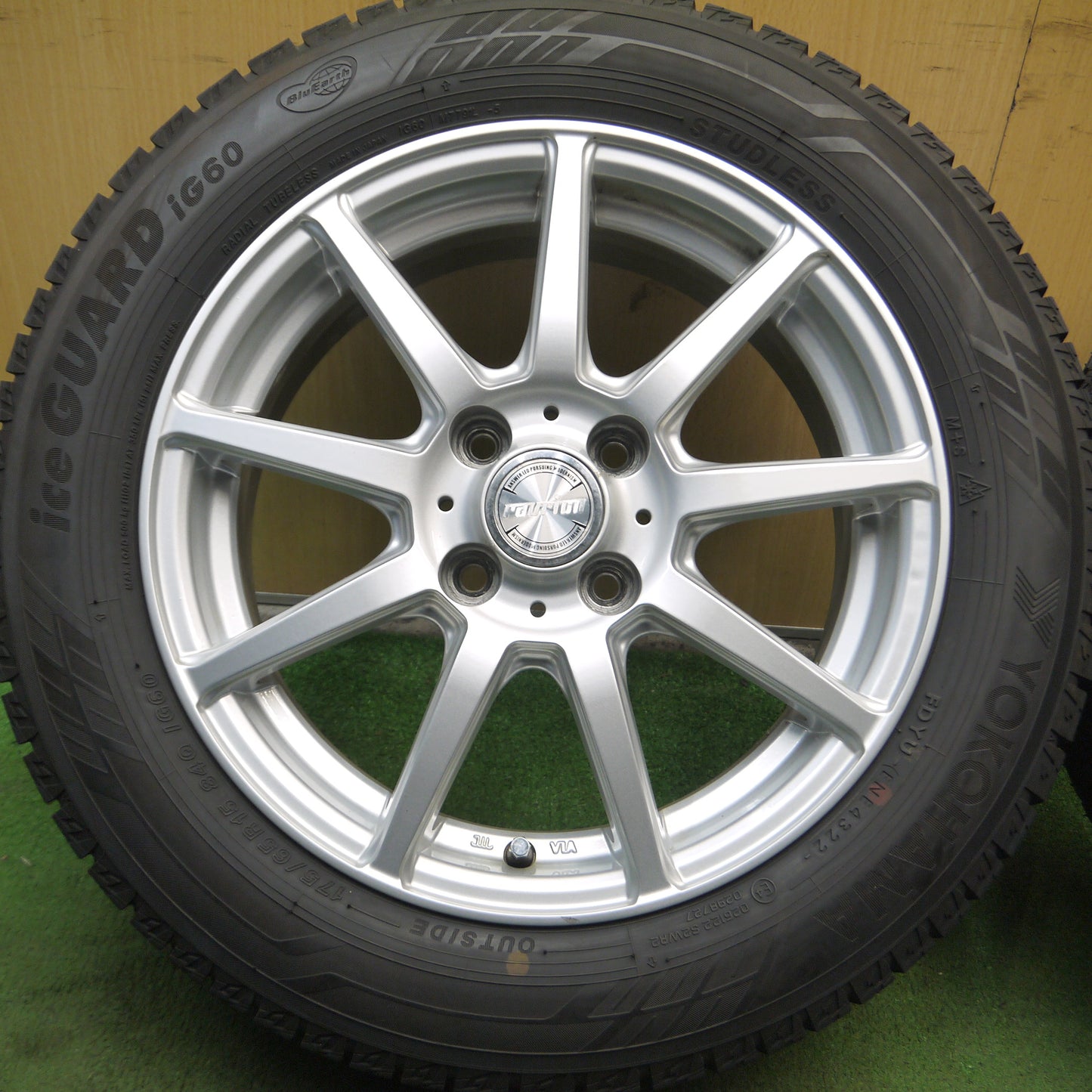 *送料無料*バリ溝！22年！キレイ！ほぼ10分★スタッドレス 175/65R15 ヨコハマ アイスガード iG60 ravrion ラブリオン PCD100/4H★3102302Hス