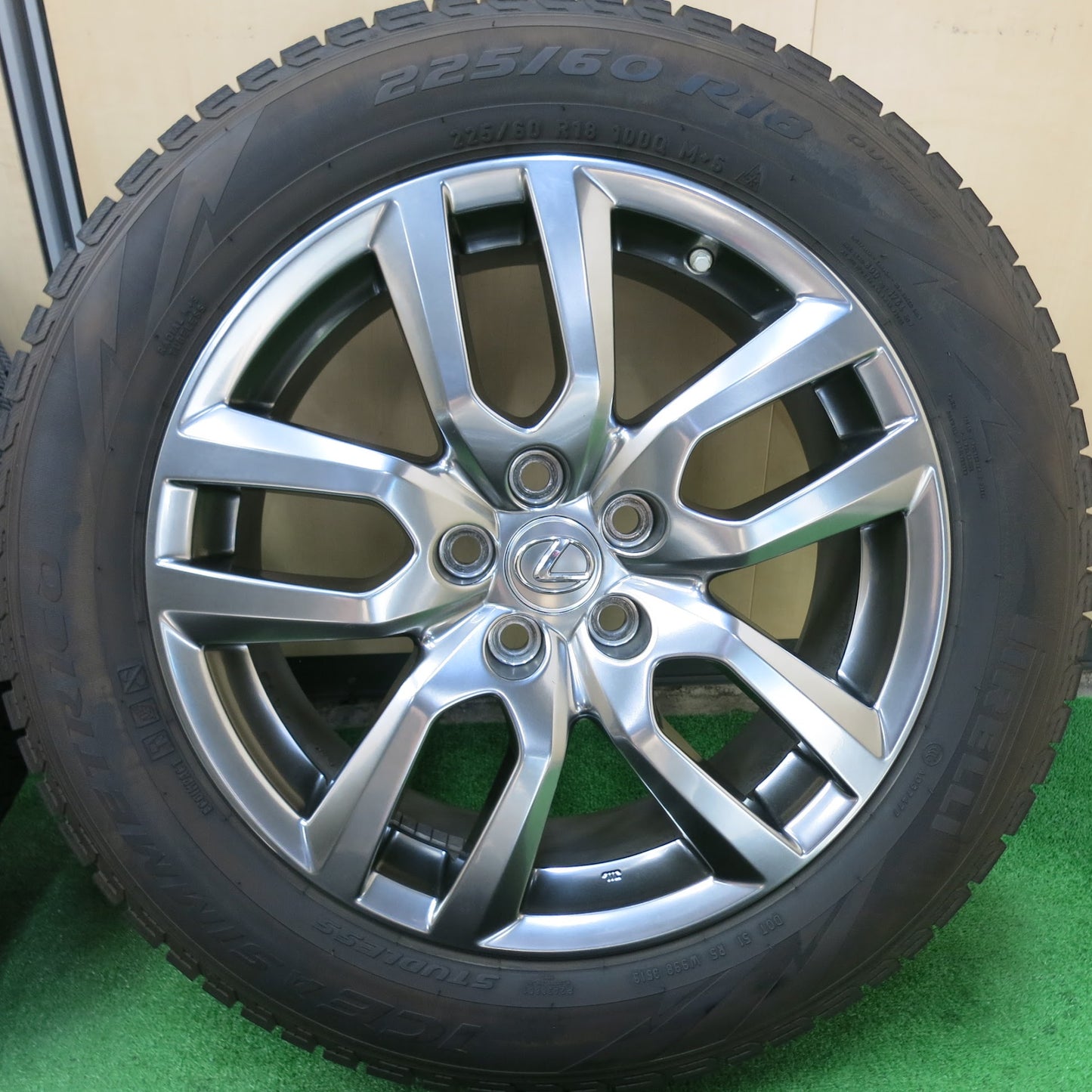 [送料無料]センサー付き！バリ溝！綺麗！9分★レクサス NX300h バージョンL 純正 225/60R18 スタッドレス ピレリアイスアシンメトリコ PCD114.3/5H★3051705ヒス