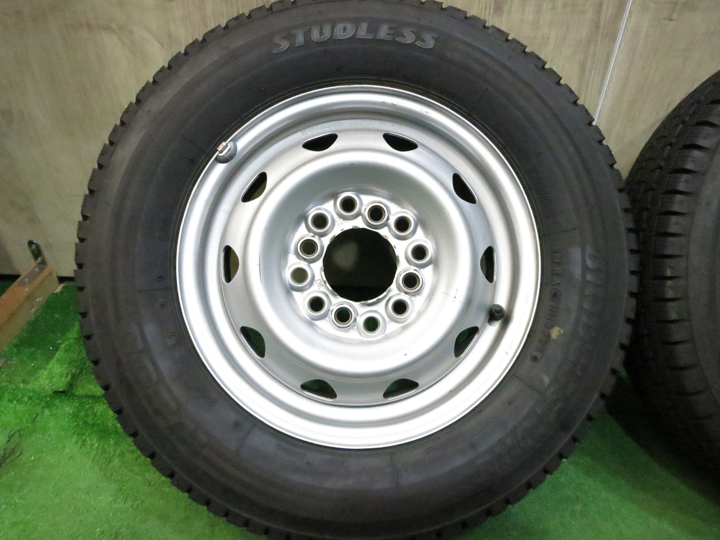 [送料無料]バリ溝！21年！8.5分★スタッドレス 145R12 6PR ブリヂストン W300 スチール ホイール 12インチ PCD 100 110 114.3/4H マルチ★3021001Hス
