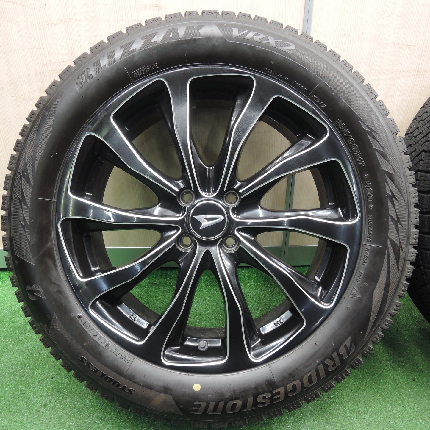 *送料無料*バリ溝！19年！キレイ！9.5分★ダイハツ ロッキー 純正 195/60R17 スタッドレス ブリヂストン ブリザック VRX2 17インチ PCD100/4H★3111706NJス