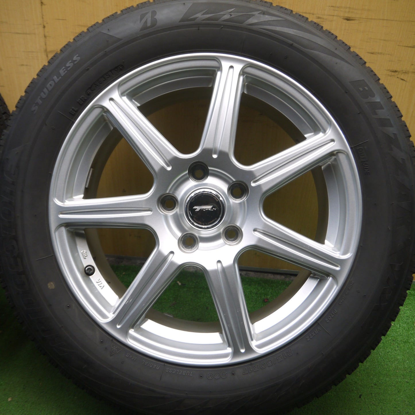 *送料無料* キレイ★スタッドレス 215/60R17 ブリヂストン ブリザック VRX2 TOPRUN トップラン 17インチ PCD114.3/5H★4022105Hス