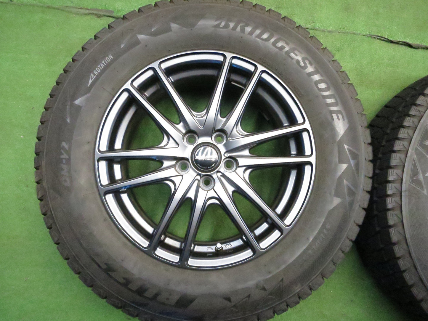 [送料無料]バリ溝！キレイ！9.5分★スタッドレス 215/70R16 ブリヂストン ブリザック DM-V2 WAREN ヴァーレン 16インチ PCD100/5H スバル XV 等★3013103Hス