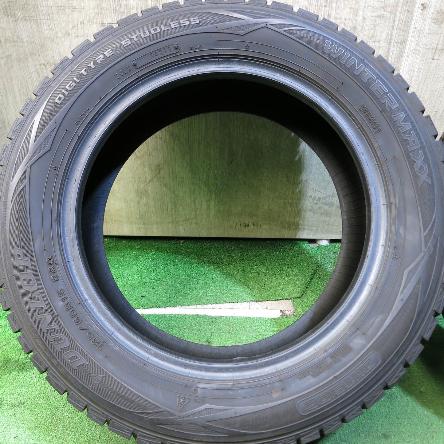 [送料無料]バリ溝！8.5分★スタッドレス 185/65R15 ダンロップ ウインターマックス WM01 タイヤ 15インチ フリード スパイク ノート デミオ 等★3062113Hスタ