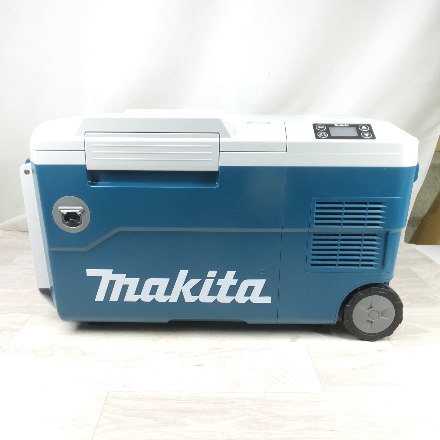 [送料無料] 美品◆makita マキタ 充電式保冷温庫 CW001G 容量20L ACアダプタ付き クーラーボックス◆