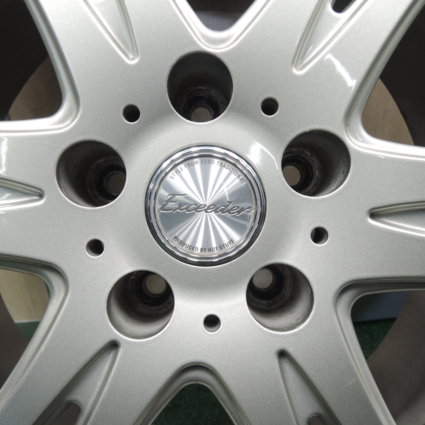 *送料無料* 超バリ溝！キレイ！9.5分以上★スタッドレス 215/60R17 グッドイヤー アイスナビ6 Exceeder エクシーダー 17インチ PCD114.3/5H★4030603TNス