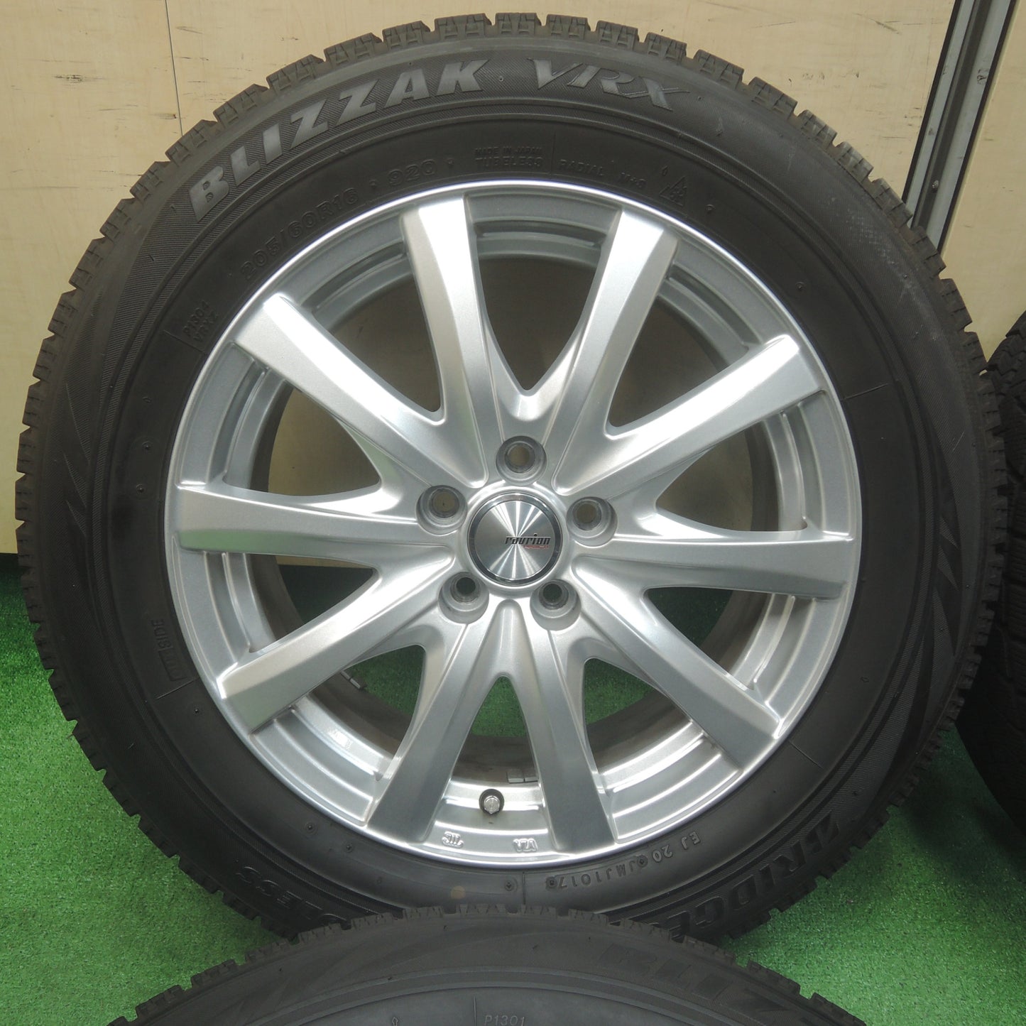 *送料無料*バリ溝！キレイ！9.5分★スタッドレス 205/60R16 ブリヂストン ブリザック VRX ravrion RS01 ラブリオン 16インチ PCD100/5H★4011905SYス