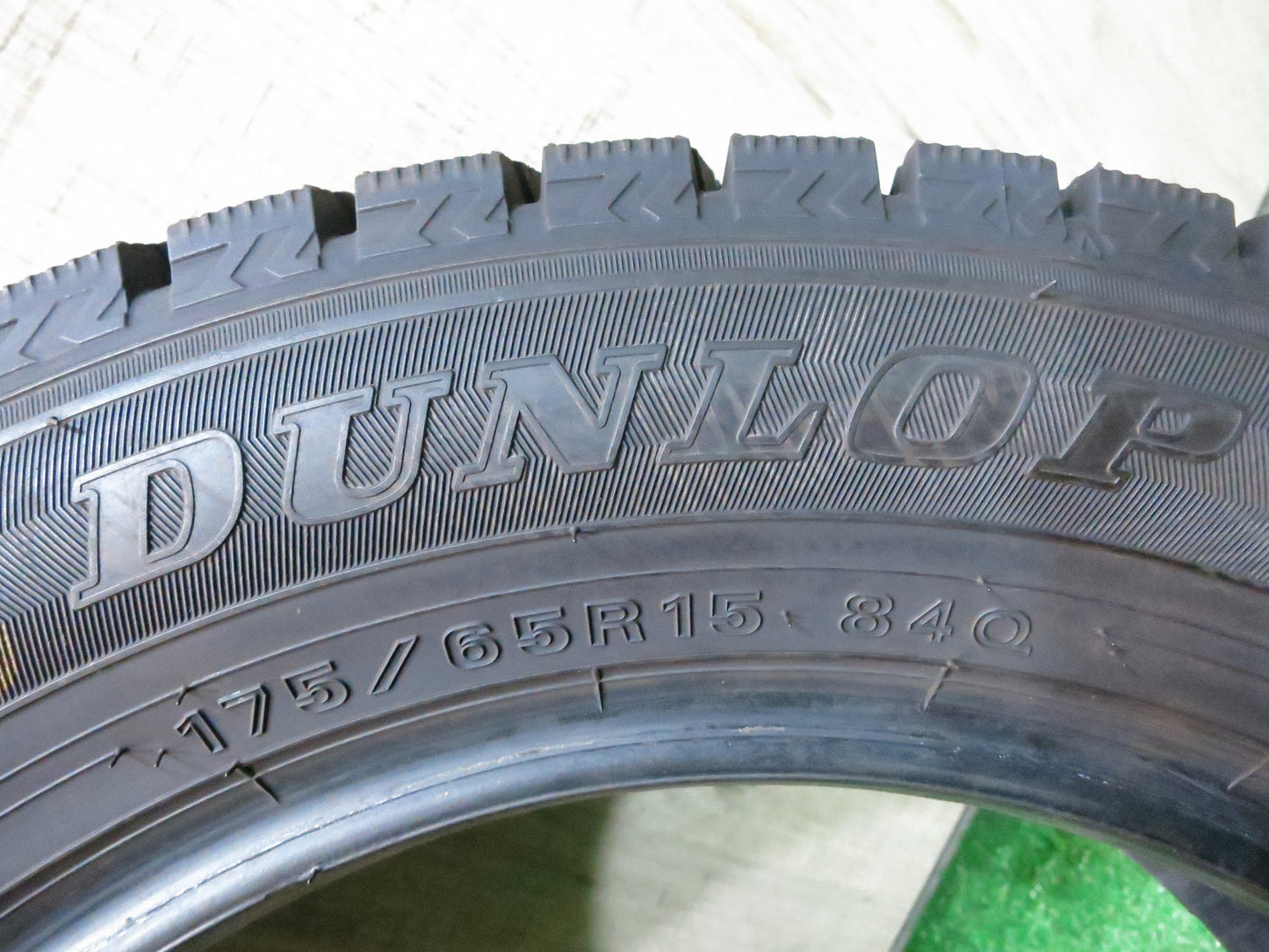 [送料無料]ほぼ未使用！21年★スタッドレス 175/65R15 ダンロップ ウインターマックス WM02 タイヤ 15インチ フィット アクア ヴィッツ キューブ 等★3012705Hスタ
