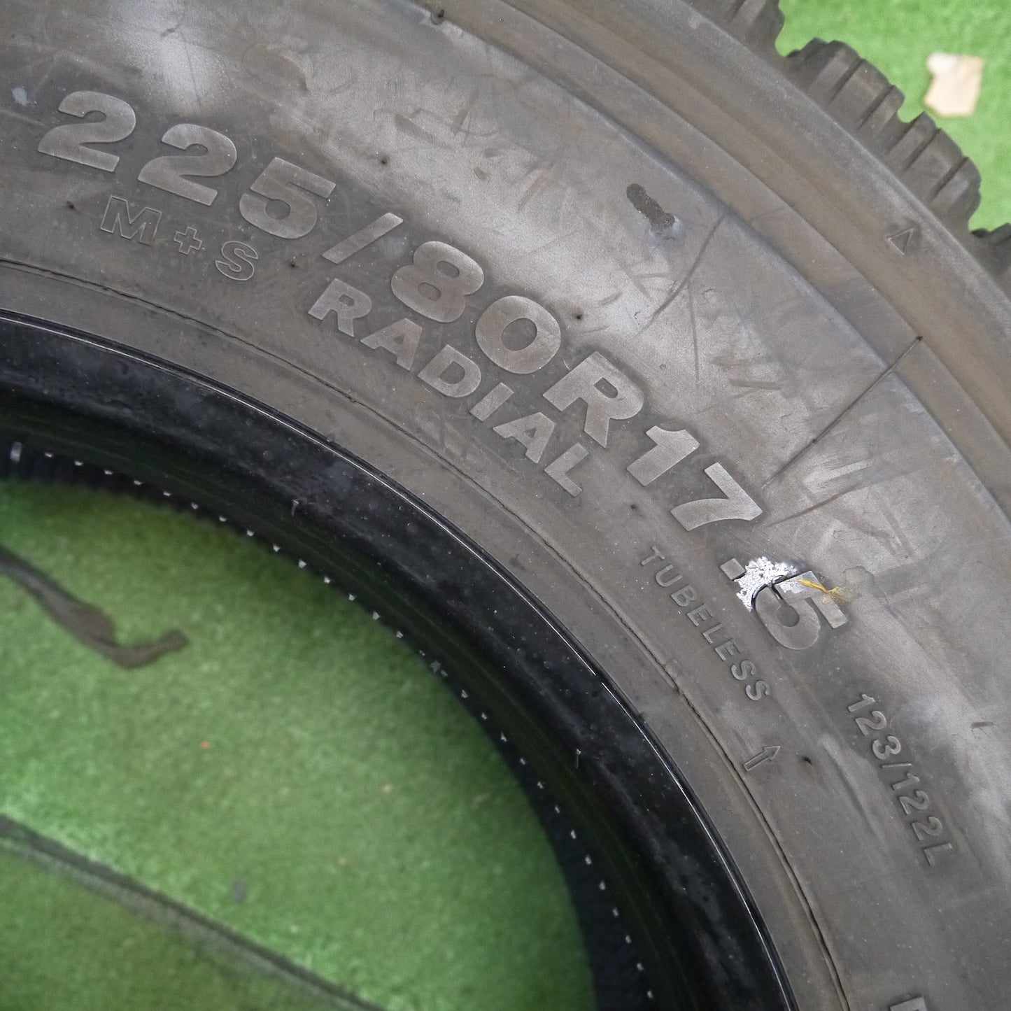 [送料無料]バリ溝！22年！9.5分★トラック タイヤ 225/80R17.5 123/122L スタッドレス ブリヂストン W910 17.5インチ★3041812クスタ