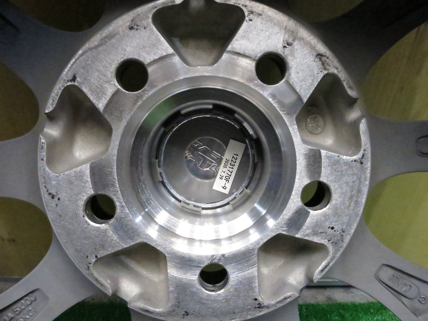 [送料無料]超バリ溝！20年！キレイ！ほぼ10分★スタッドレス 185/60R15 トーヨー オブザーブ GIZ2 TEAD weds テッド 15インチ PCD100/5H シエンタ等★3013102Hス