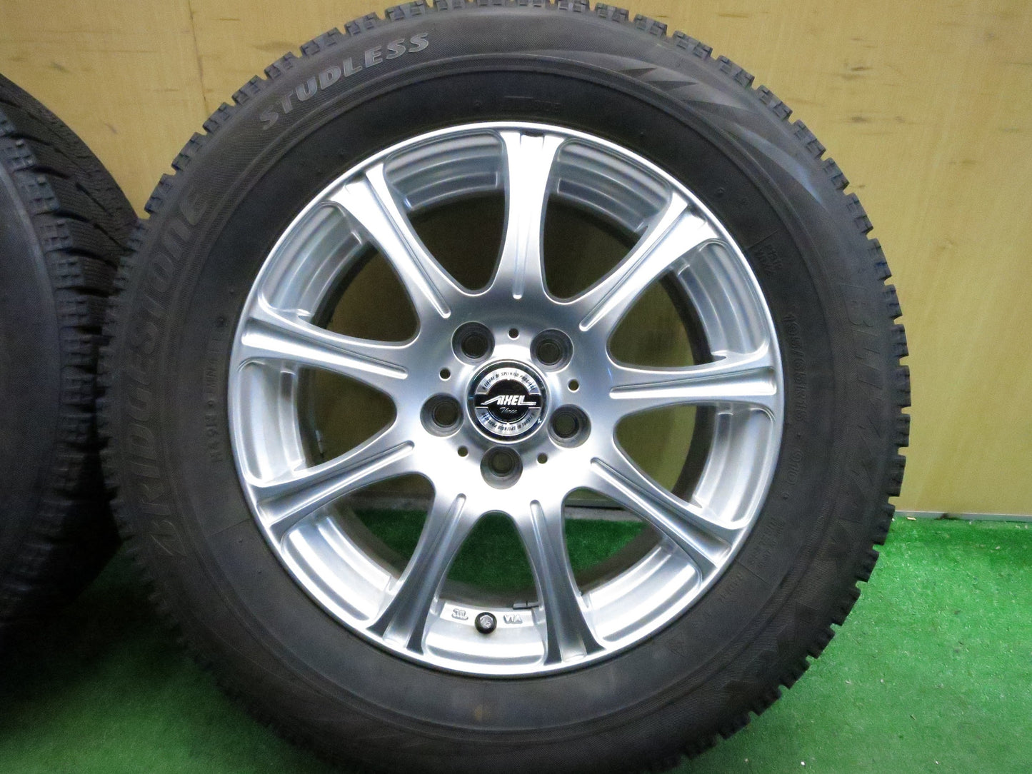 [送料無料]バリ溝！キレイ！8.5分★スタッドレス 195/65R15 ブリヂストン ブリザック VRX AXEL Three アクセル 15インチ PCD100/5H★3012501Hス