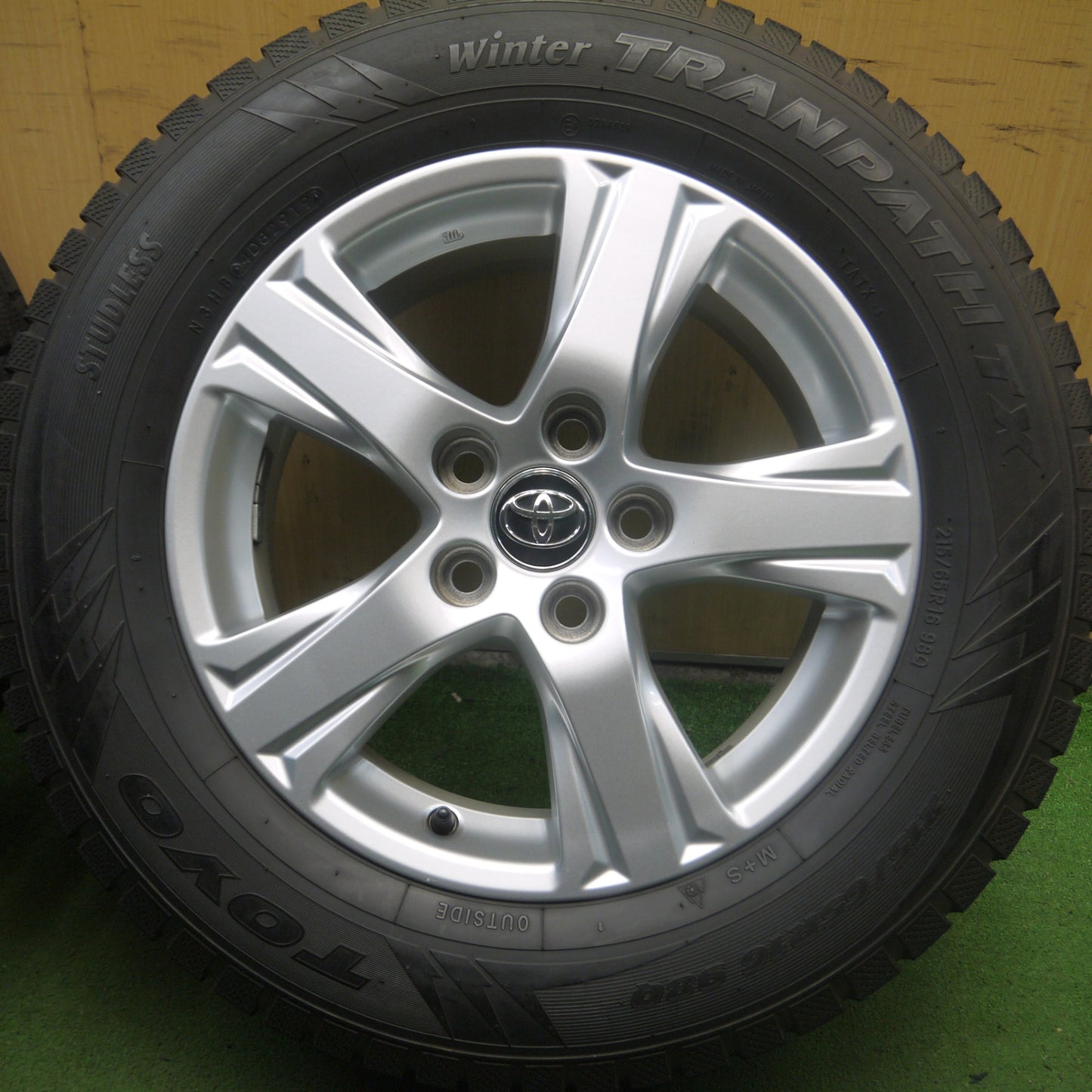 *送料無料* バリ溝！キレイ！9.5分★トヨタ 30系 アルファード 純正 215/65R16 スタッドレス トーヨー ウインター トランパス TX 16インチ PCD114.3/5H★4021906Hス