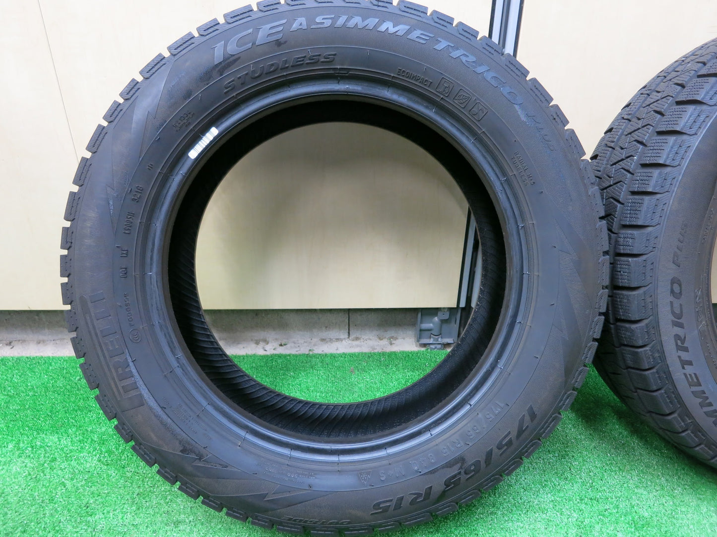 [送料無料]バリ溝！18年！9分★スタッドレス 175/65R15 ピレリ アイスアシンメトリコ プラス タイヤ 15インチ アクア ヴィッツ フィット キューブ等★2120301ヒスタ