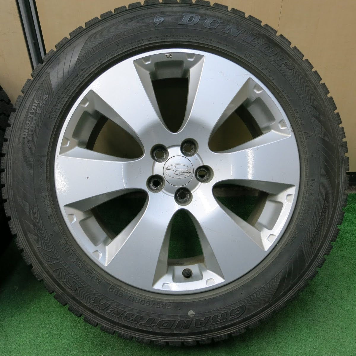 [送料無料]バリ溝！9.5分★スバル レガシィ アウトバック 純正 225/60R17 スタッドレス ダンロップ グラントレック SJ7 17インチ PCD100/5H★3062601イス