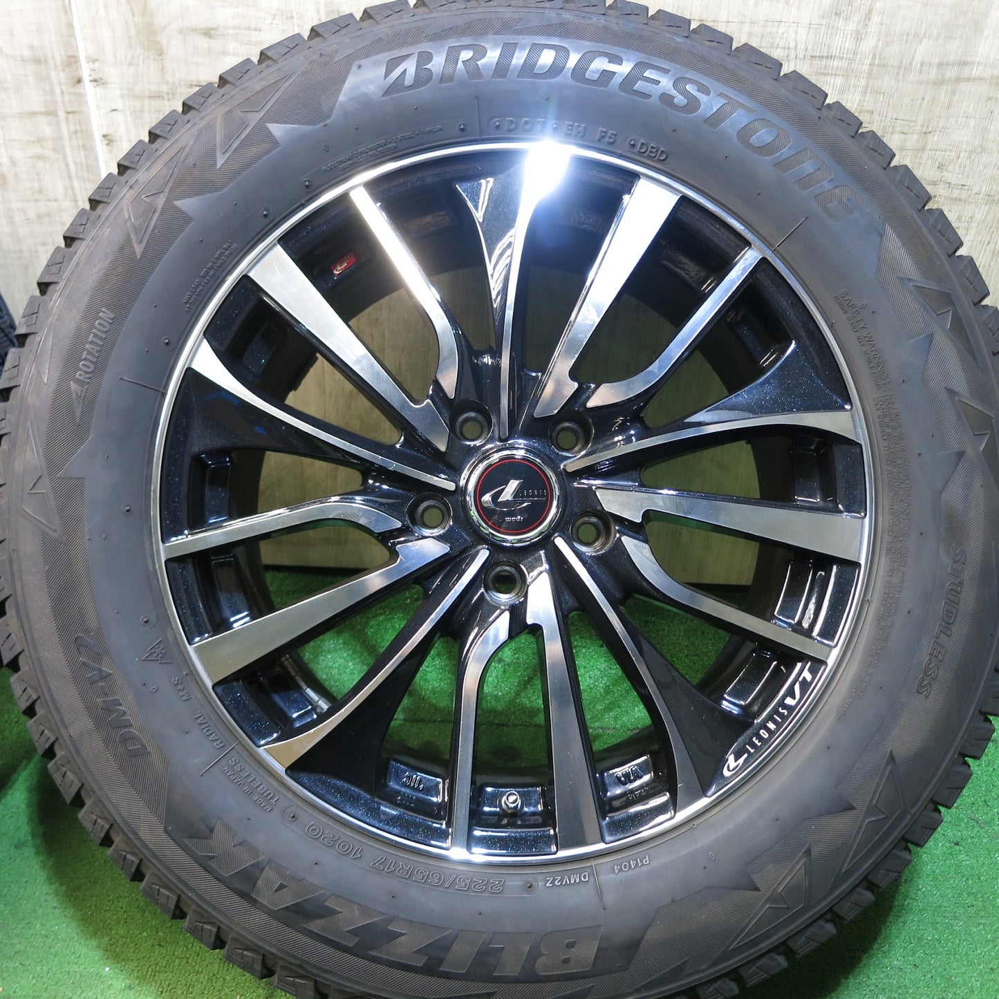 [送料無料]バリ溝！キレイ！8.5分★LEONIS VT weds スタッドレス 225/65R17 ブリヂストン ブリザック DM-V2 レオニス 17インチ PCD114.3/5H★3061213Hス