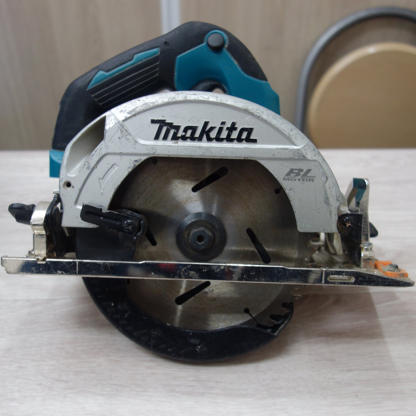 [送料無料] バッテリー2個☆マキタ 165mm 充電式 マルノコ HS610D 電動 工具 切断機 丸のこ 丸ノコ 丸鋸☆