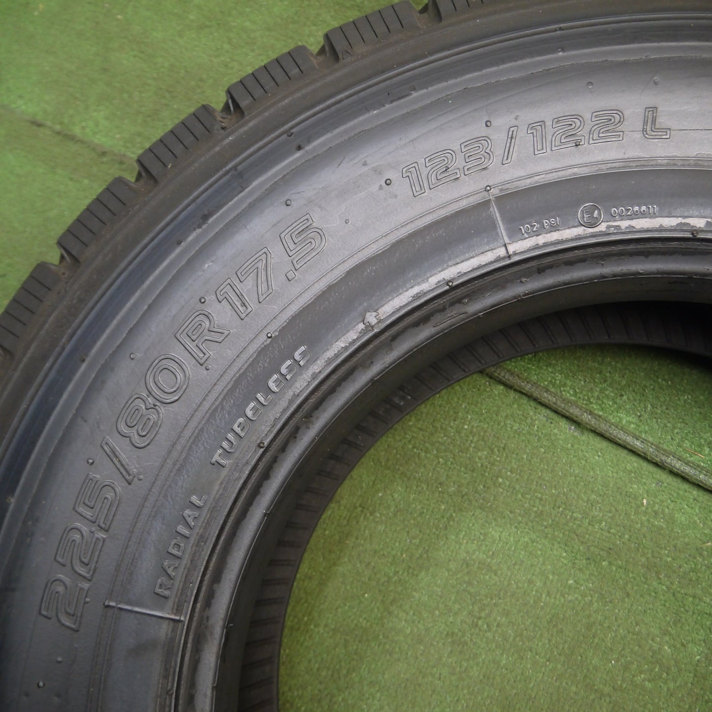 *送料無料*未使用！21年★トラック 再生 タイヤ 225/80R17.5 123/122L トーヨー M919 ベース TOKO M317 17.5インチ★3122818KKスタ