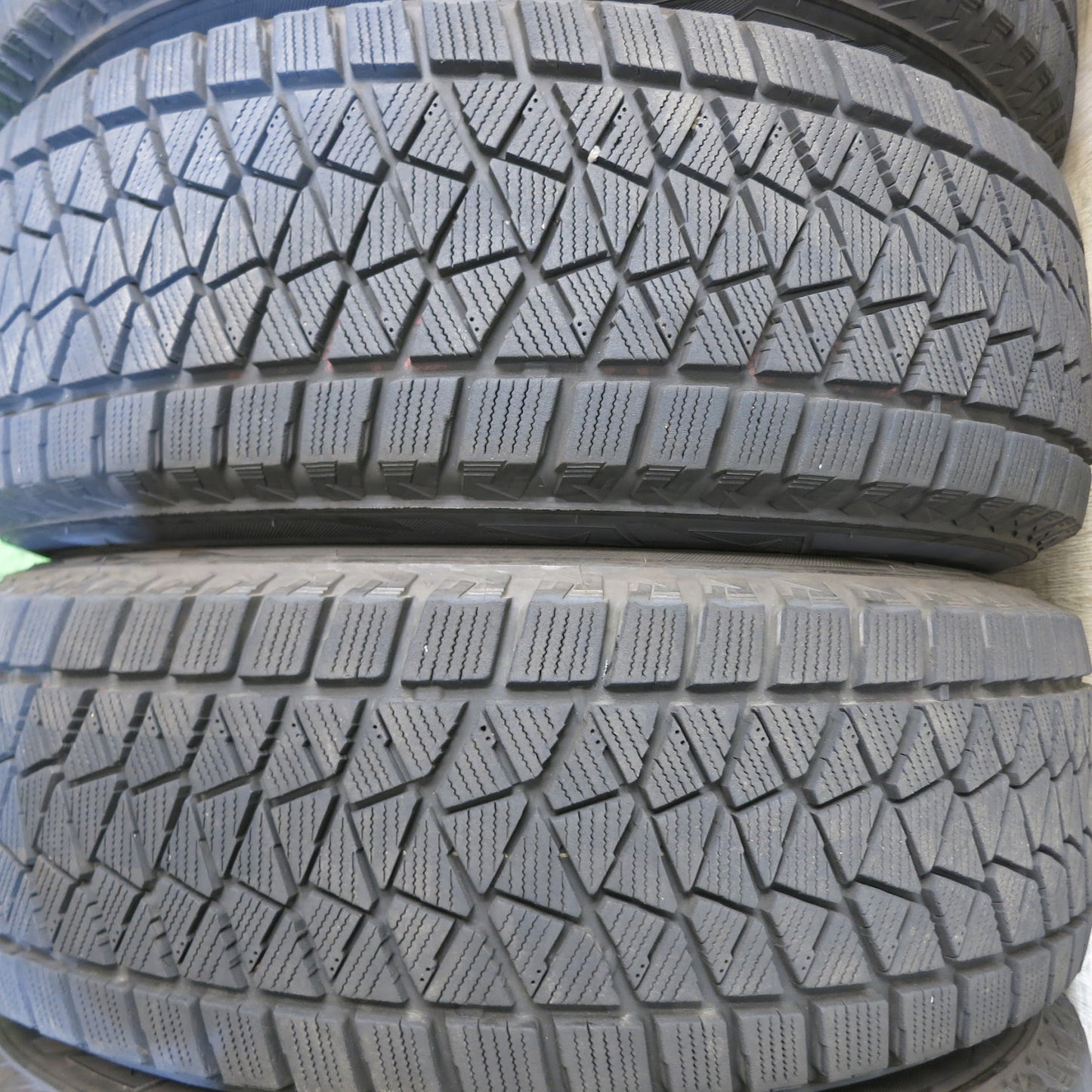 [送料無料]バリ溝！キレイ！8.5分★LEONIS VT weds スタッドレス 225/65R17 ブリヂストン ブリザック DM-V2 レオニス 17インチ PCD114.3/5H★3061213Hス