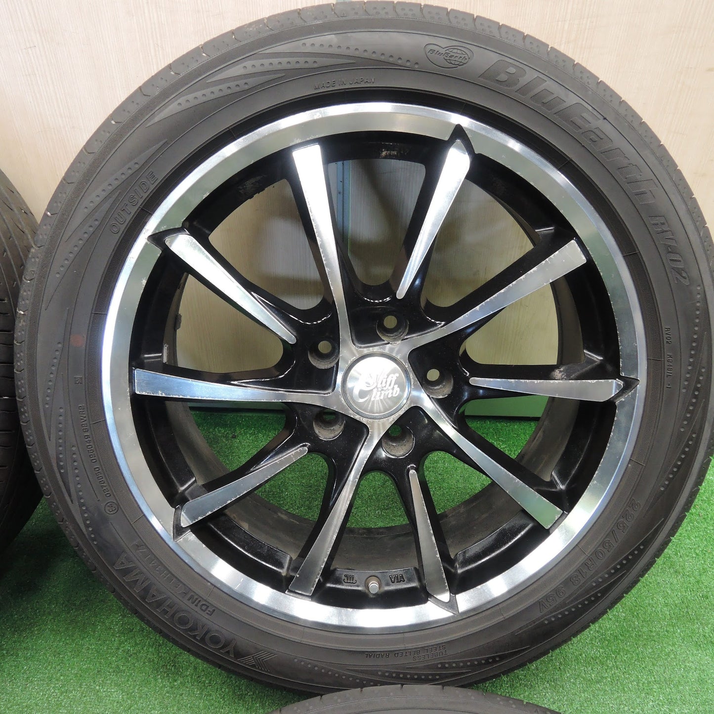 [送料無料]バリ溝！8.5分★225/50R18 ヨコハマ ブルーアース RV-02 Cliff Climb クリフクライム 18インチ PCD114.3/5H★3102602TNノ