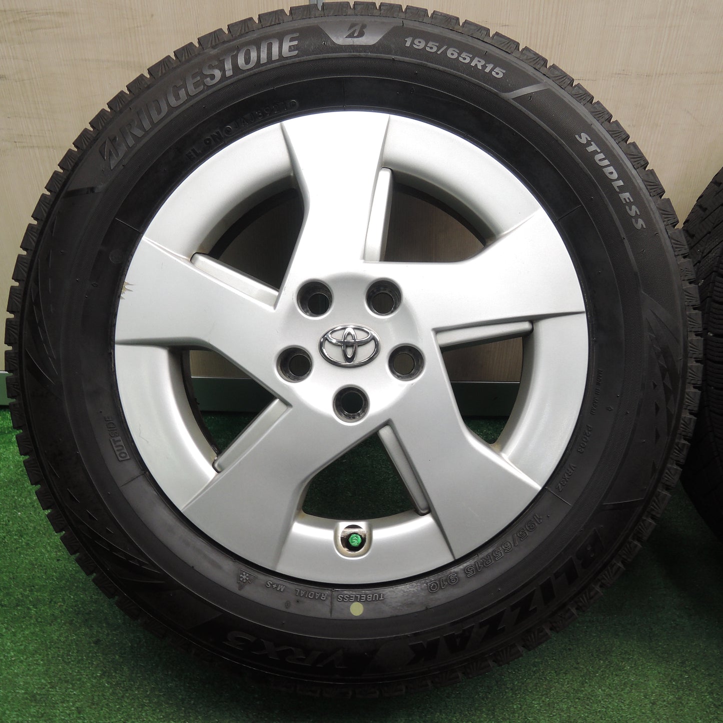 *送料無料*バリ溝！21年！9分★トヨタ 30系 プリウス 純正 195/65R15 スタッドレス ブリヂストン ブリザック VRX3 15インチ PCD100/5H★3111306NJス