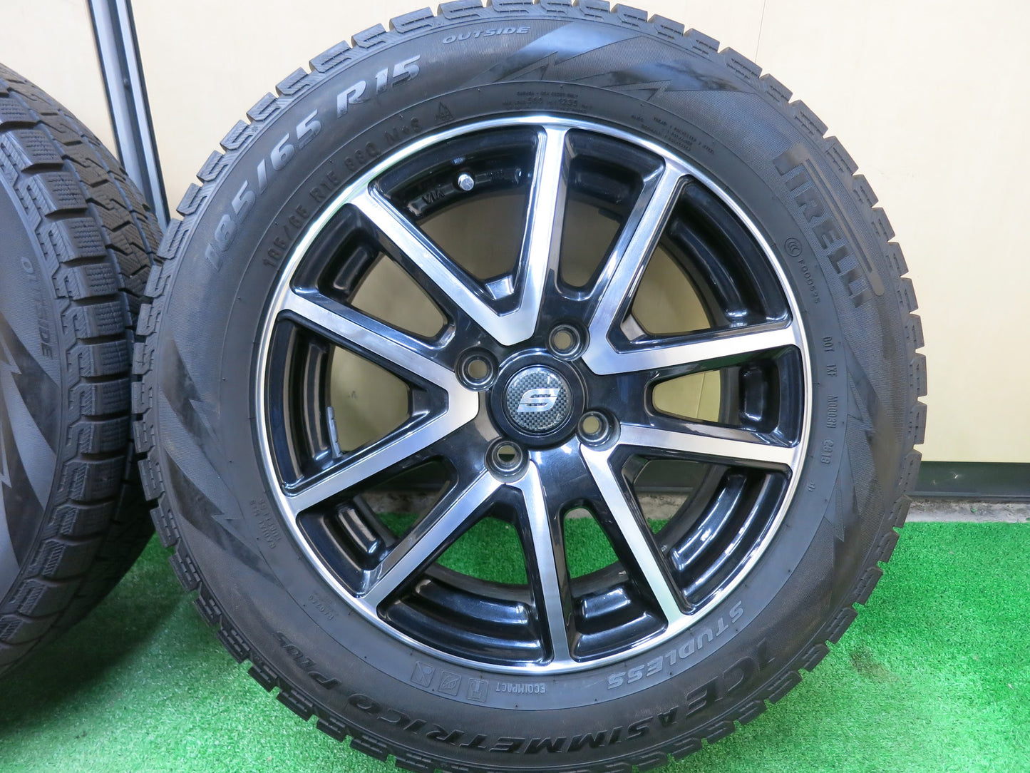 [送料無料]バリ溝！9.5分以上★スタッドレス 185/65R15 ピレリ アイスアシンメトリコ プラス STRANGER ストレンジャー 15インチ PCD100/4H★3030104ヒス