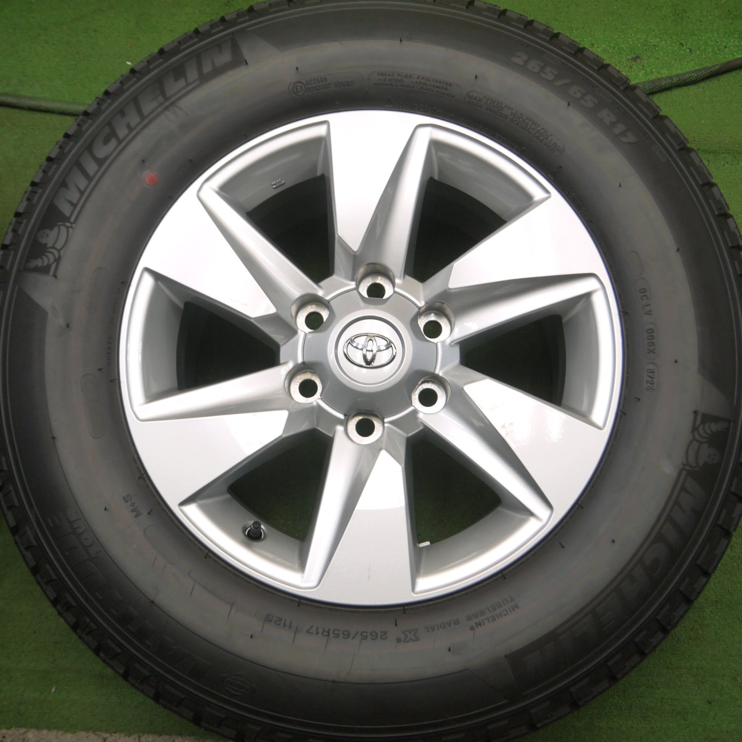 *送料無料* 新車外し！23年★トヨタ 150系 ランクル プラド 純正 265/65R17 ミシュラン LATITUDE TOUR 17インチ PCD139.7/6H★4022111Hノ