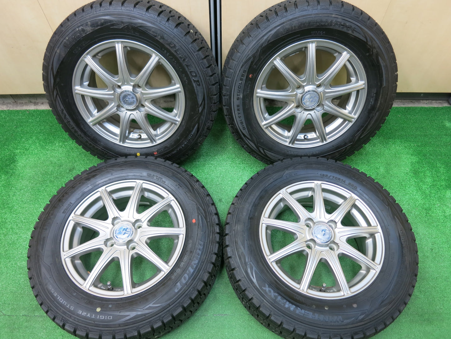 [送料無料]タイヤほぼ未使用！キレイ★スタッドレス 185/70R14 ダンロップ ウインターマックス WM01 RACING FORCE RF 14インチ PCD100/4H★2122808ヒス