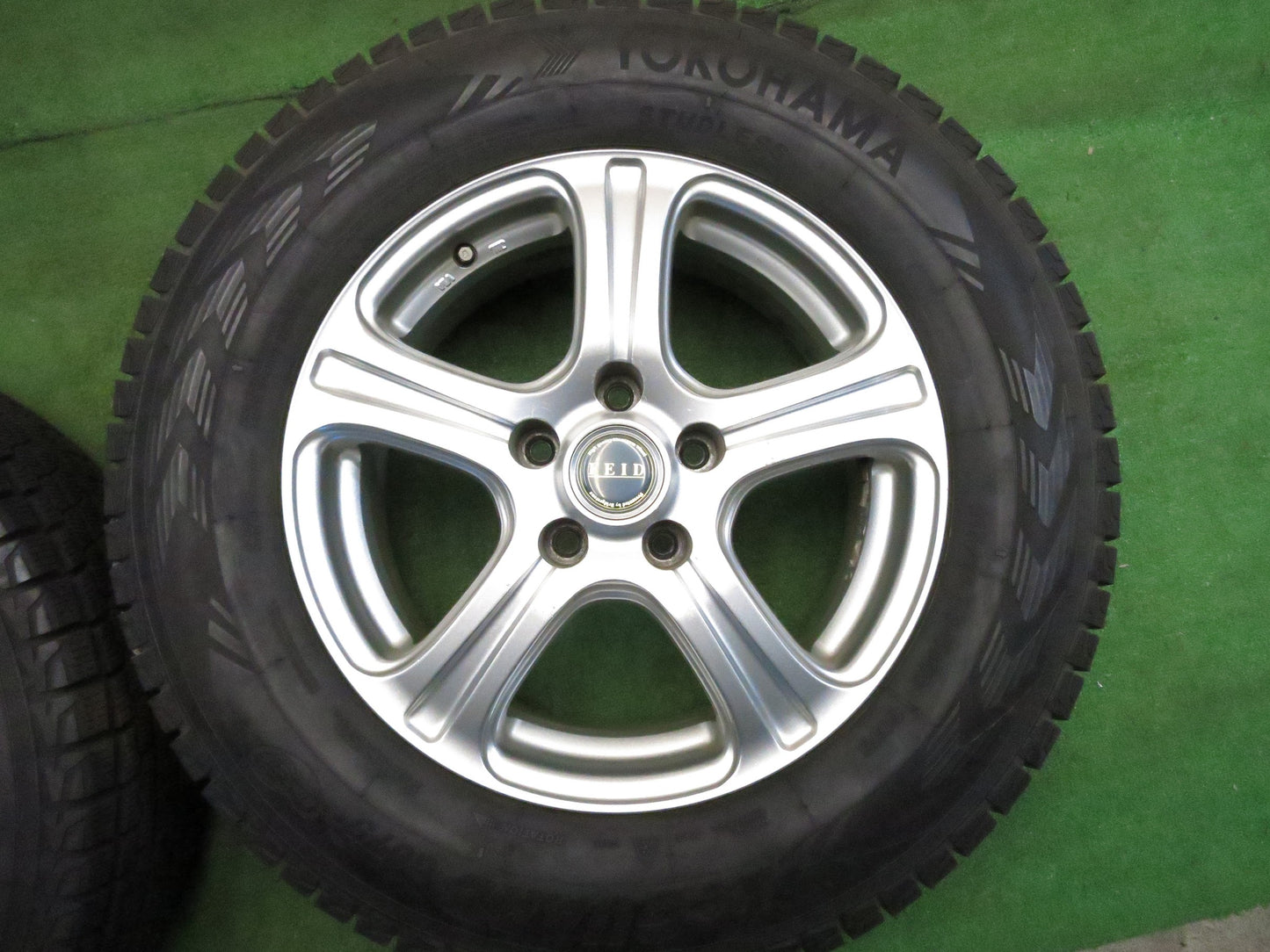 [送料無料]バリ溝！9.5分以上★スタッドレス 215/70R16 ヨコハマ アイスガード G075 FEID 社外 アルミ 16インチ PCD114.3/5H★3010908Hス