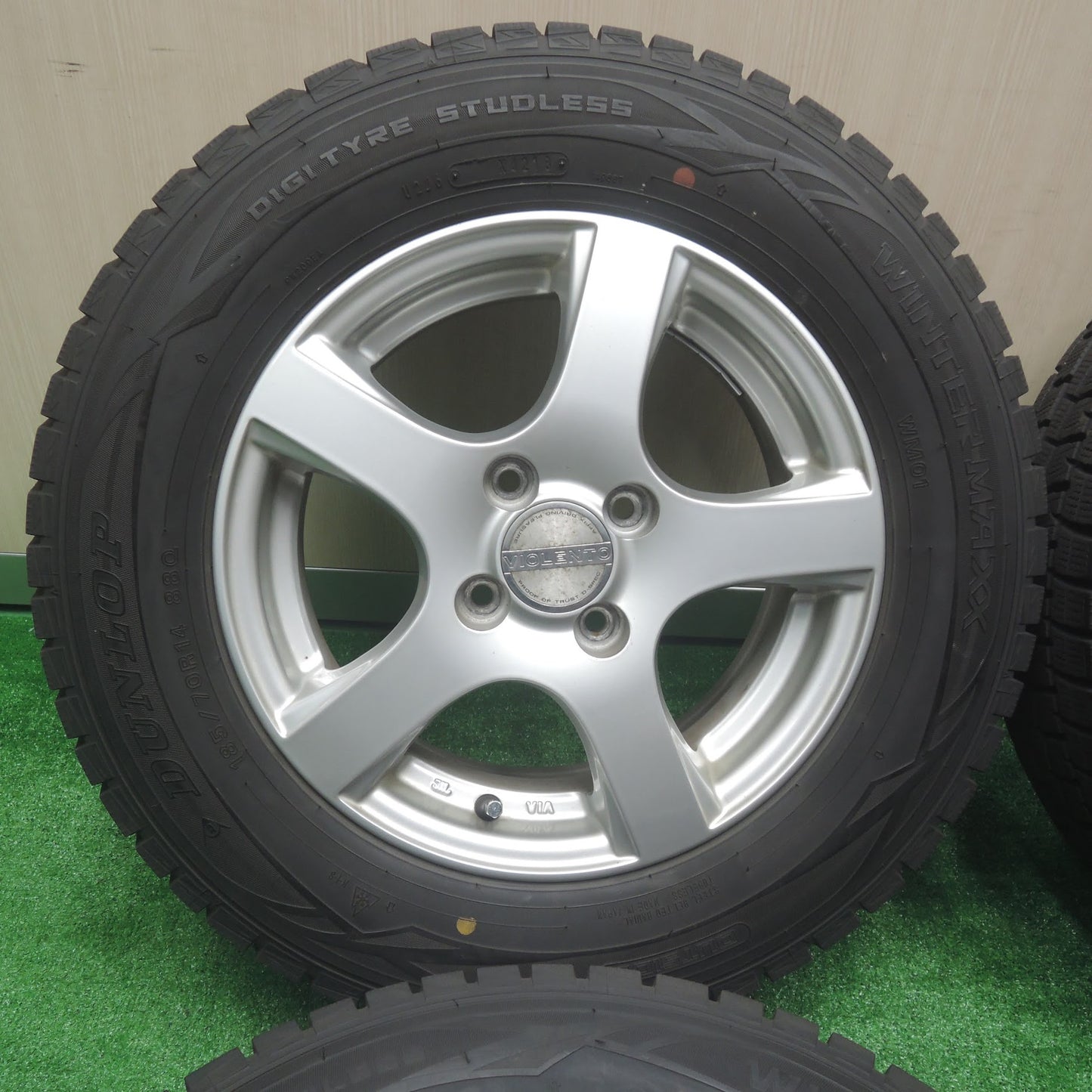 [送料無料]バリ溝！キレイ！9.5分★スタッドレス 185/70R14 ダンロップ ウインターマックス WM01 VIOLENTO ヴィオレント 14インチ PCD100/4H★3072708SYス
