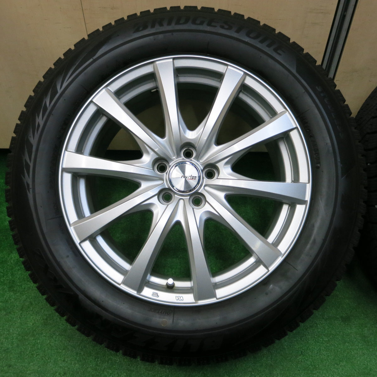 *送料無料*バリ溝！21年！キレイ！9.5分★スタッドレス 225/60R17 ブリヂストン ブリザック VRX2 ravrion RS01 ラブリオン 17インチ PCD100/5H★3111702イス
