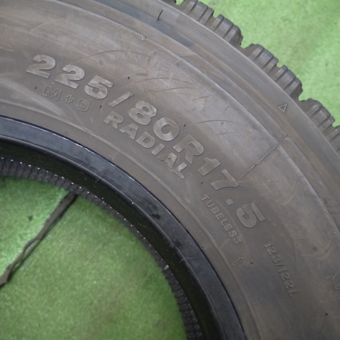 [送料無料]バリ溝！22年！9分★トラック タイヤ 225/80R17.5 123/122L スタッドレス ブリヂストン W910 17.5インチ★3050301クスタ