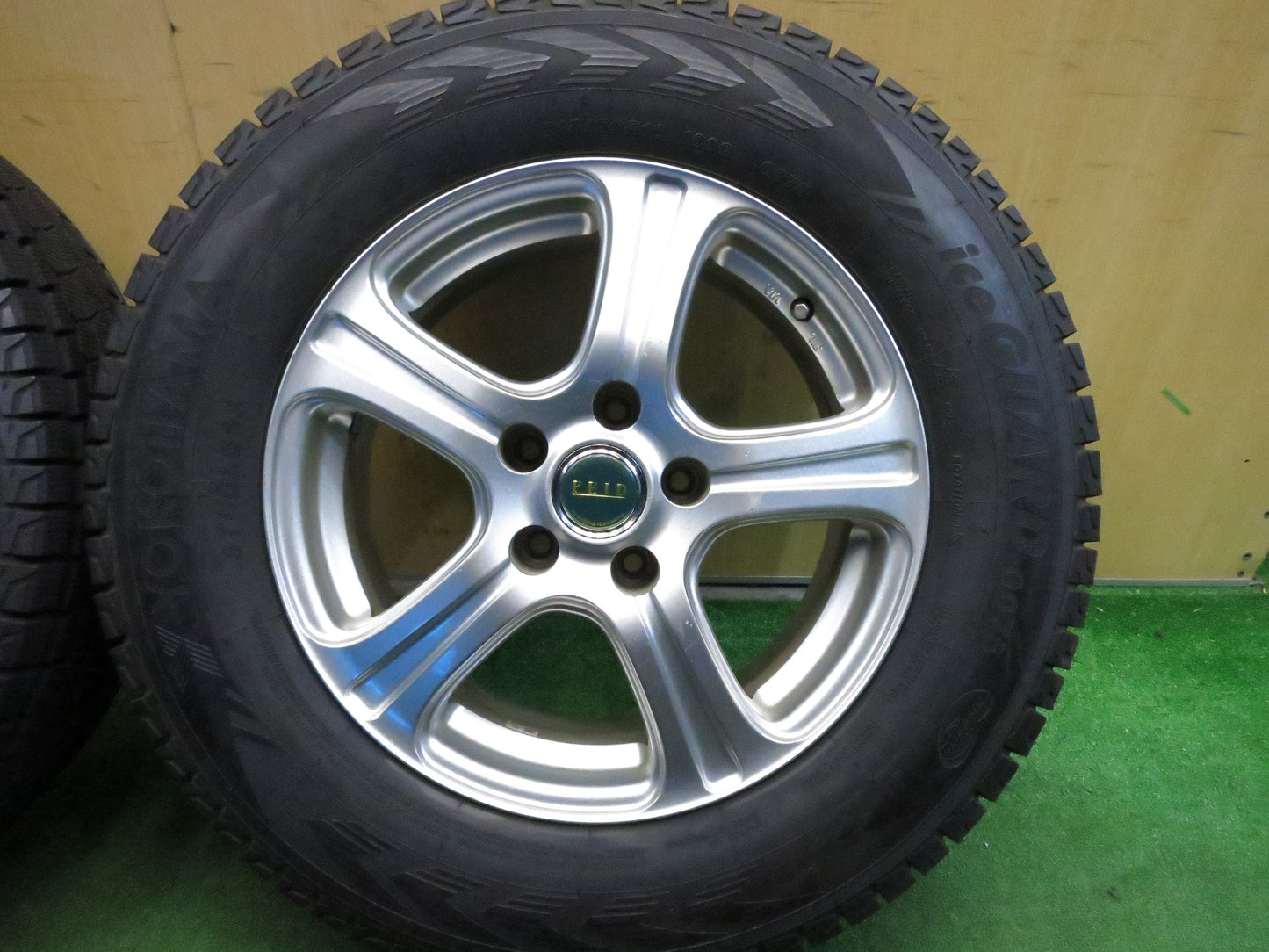 [送料無料]バリ溝！9.5分以上★スタッドレス 215/70R16 ヨコハマ アイスガード G075 FEID 社外 アルミ 16インチ PCD114.3/5H★3010908Hス