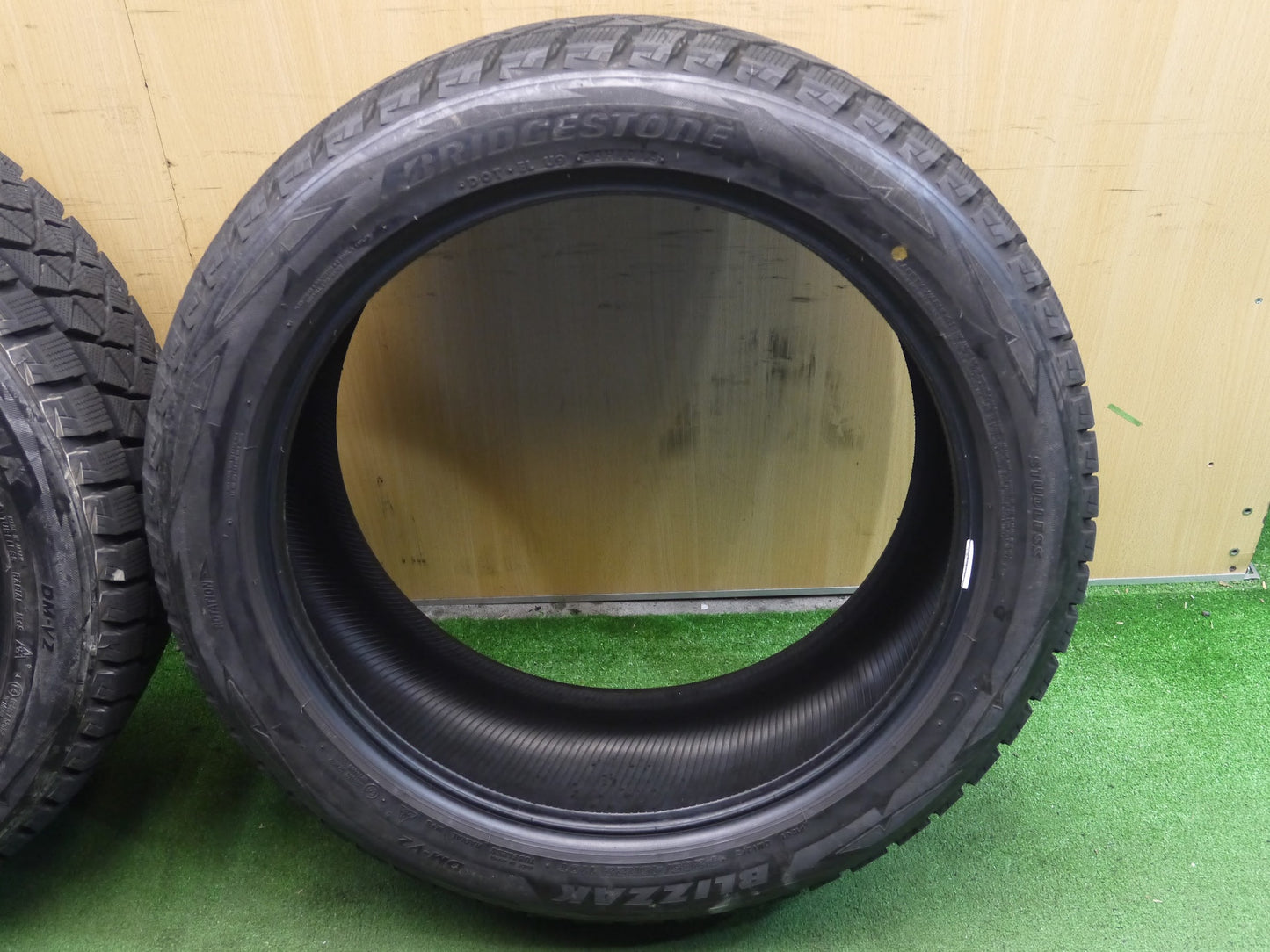 [送料無料]バリ溝！9.5分★スタッドレス 285/45R22 ブリヂストン ブリザック DM-V2 タイヤ 22インチ ベンツG レクサスLX ランクル エスカレード 等★3022503ナスタ