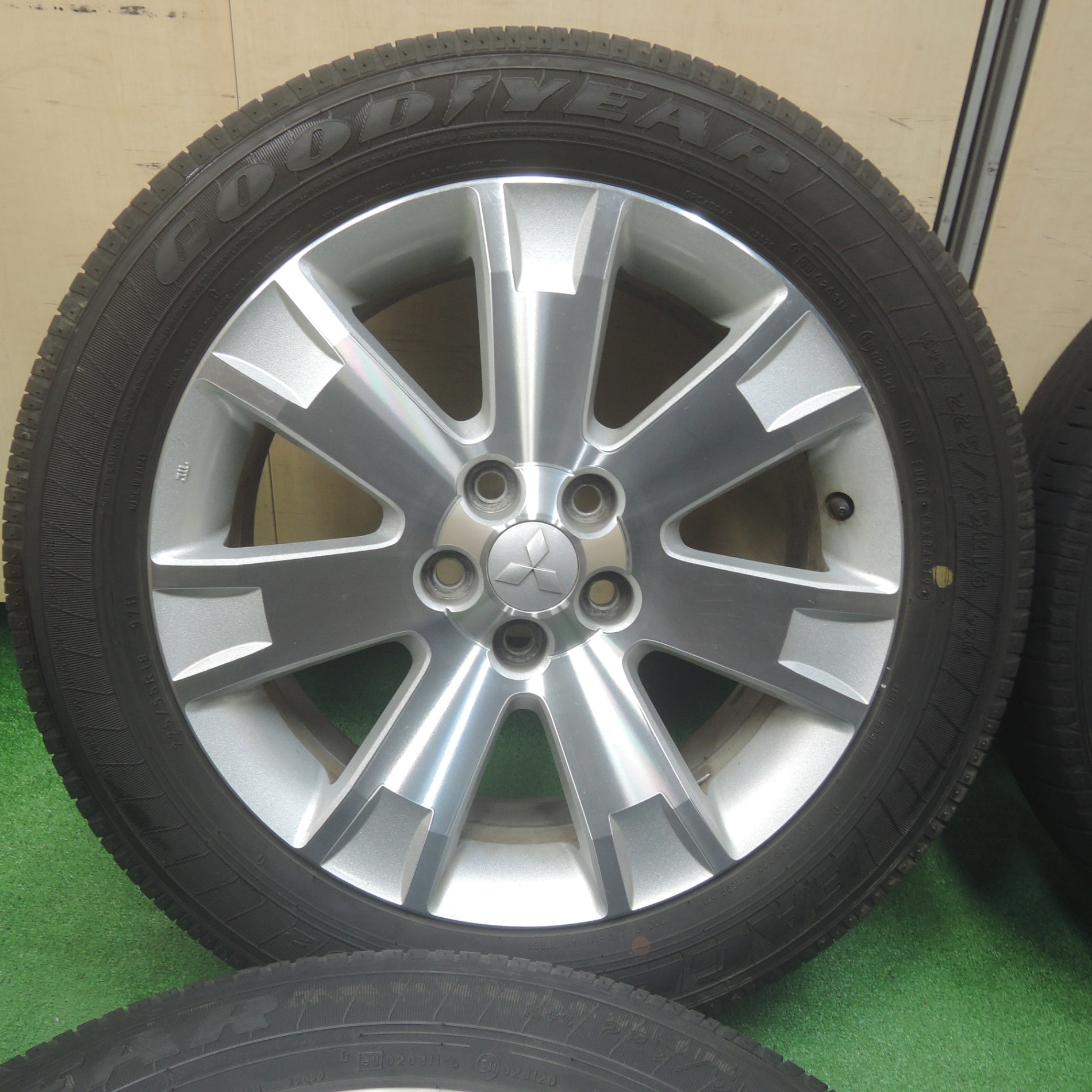ミツビシ純正☆225/55R18☆デリカ、D5、アウトランダーなどに