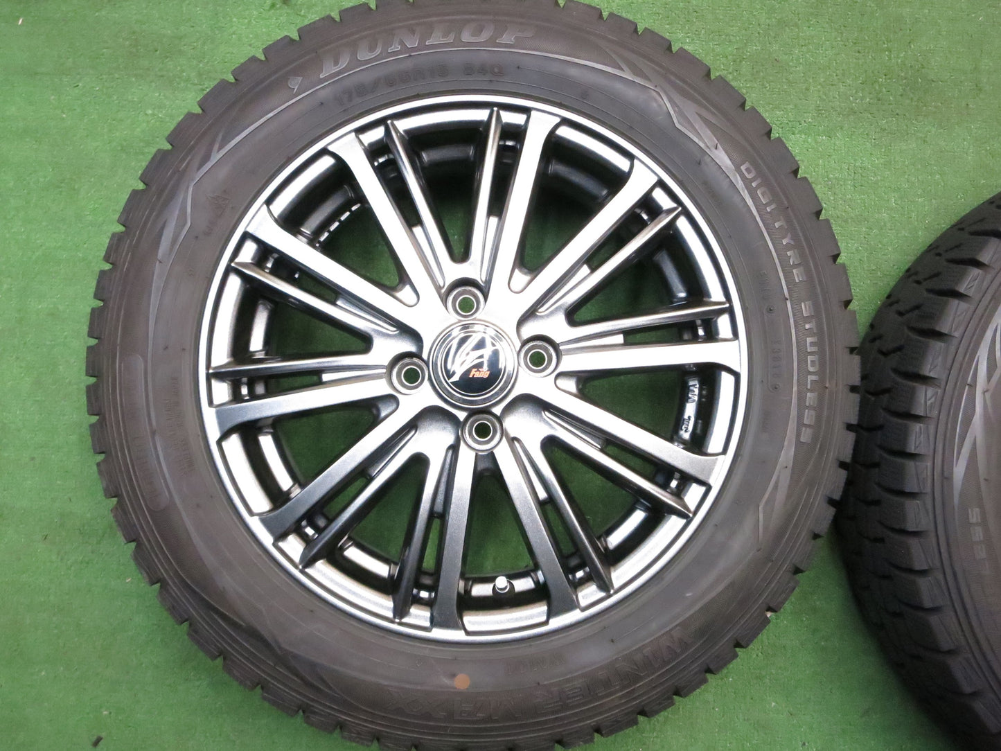 [送料無料]バリ溝！18年！キレイ！ほぼ10分★スタッドレス 175/65R15 ダンロップ ウインターマックス WM01 Fang ファング 15インチ PCD100/4H★2121301Hス