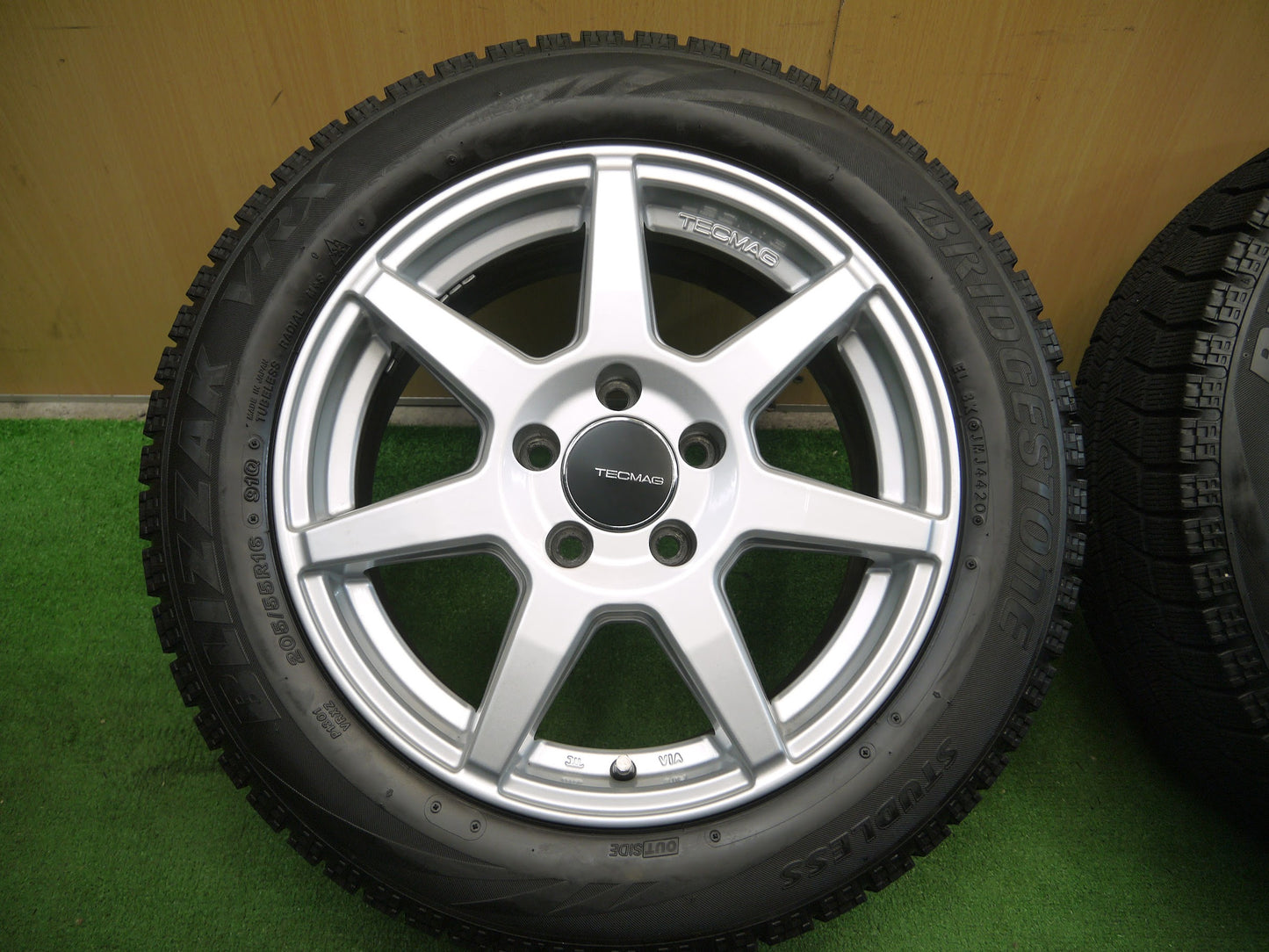 [送料無料]バリ溝！20年！ほぼ10分★ワーゲン ベンツ 等 TECMAG 205/55R16 スタッドレス ブリヂストン ブリザック VRX テクマグ PCD112/5H★2092103アス