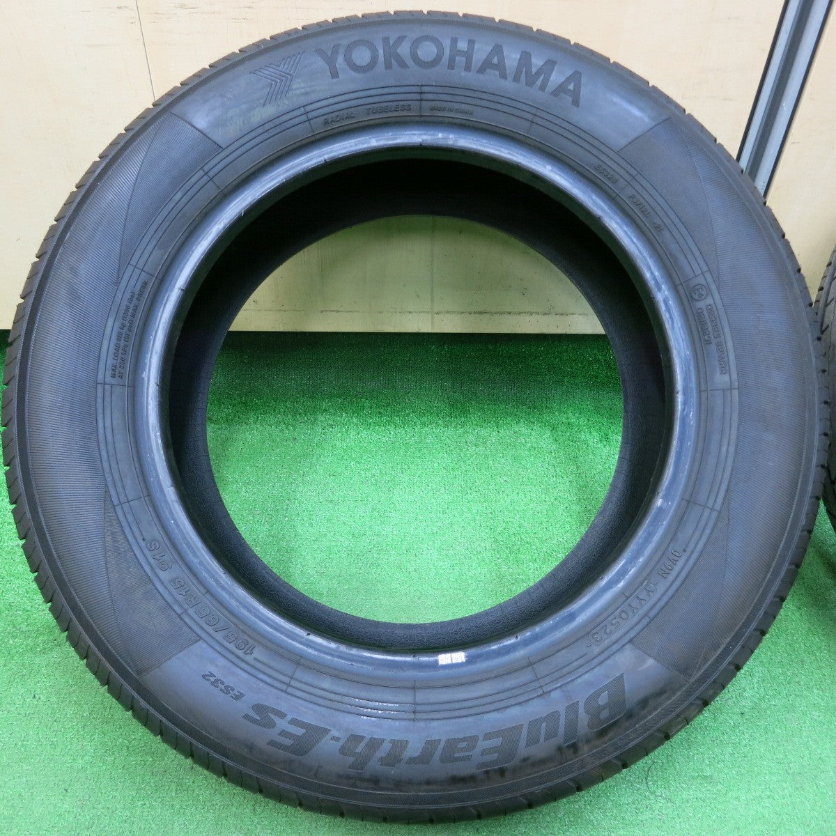 *送料無料*バリ溝！23年！ほぼ10分★195/65R15 ヨコハマ BluEarth-Es ES32 ブルーアース タイヤ 15インチ プリウス ノア ヴォクシー等★4013101イノタ