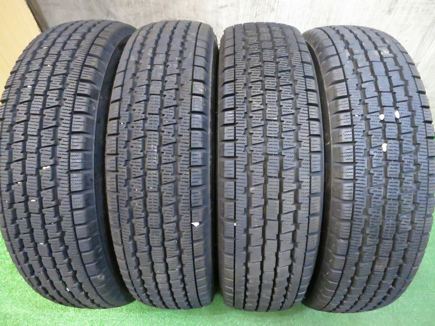 [送料無料]バリ溝！21年！8.5分★スタッドレス 145R12 6PR ブリヂストン W300 スチール ホイール 12インチ PCD 100 110 114.3/4H マルチ★3021001Hス