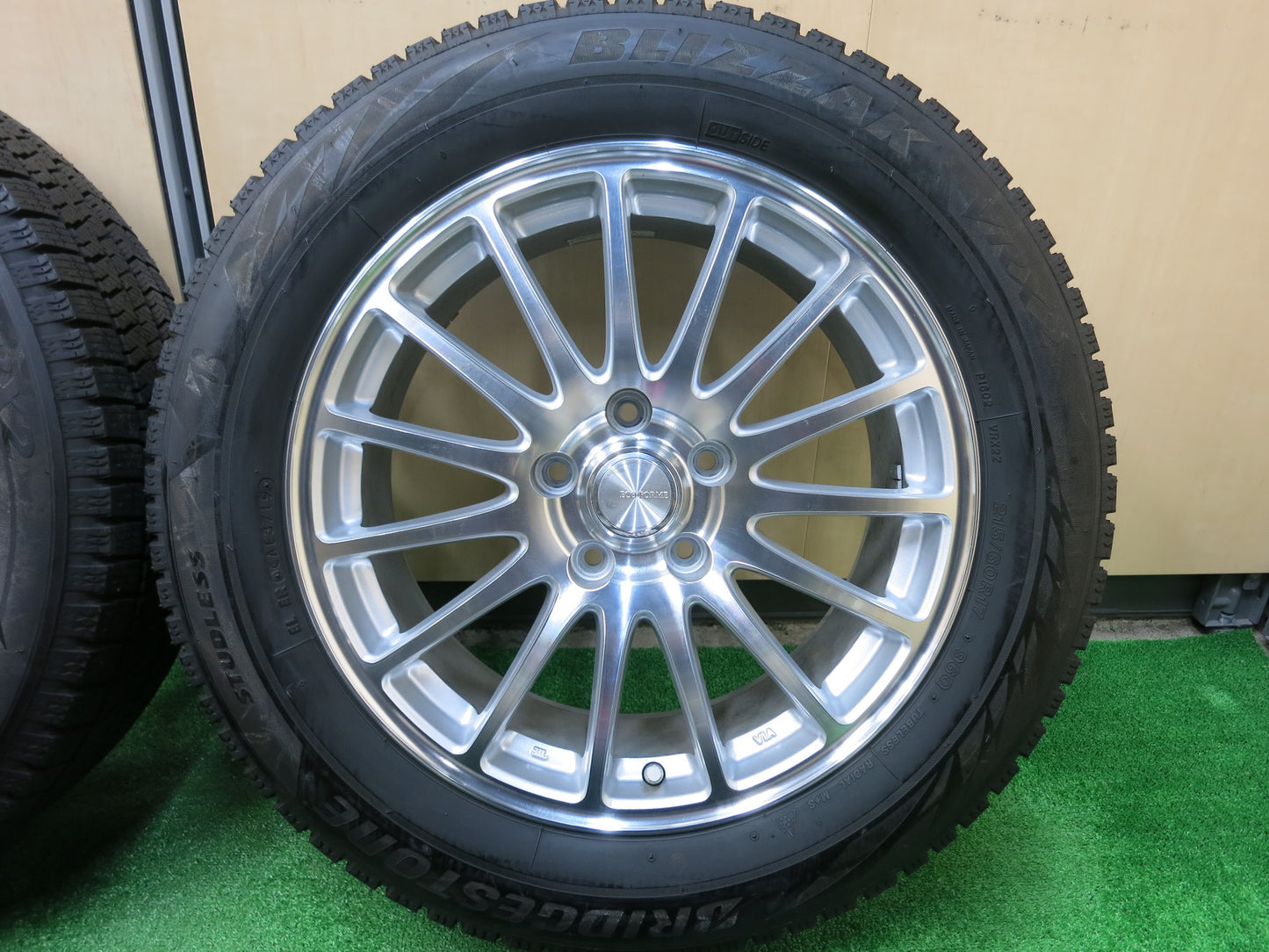 [送料無料]センサー付！バリ溝！19年！綺麗！ほぼ10分★スタッドレス 215/60R17 ブリヂストン ブリザック VRX2 ECO FORME エコフォルム PCD114.3/5H★2122001ヒス