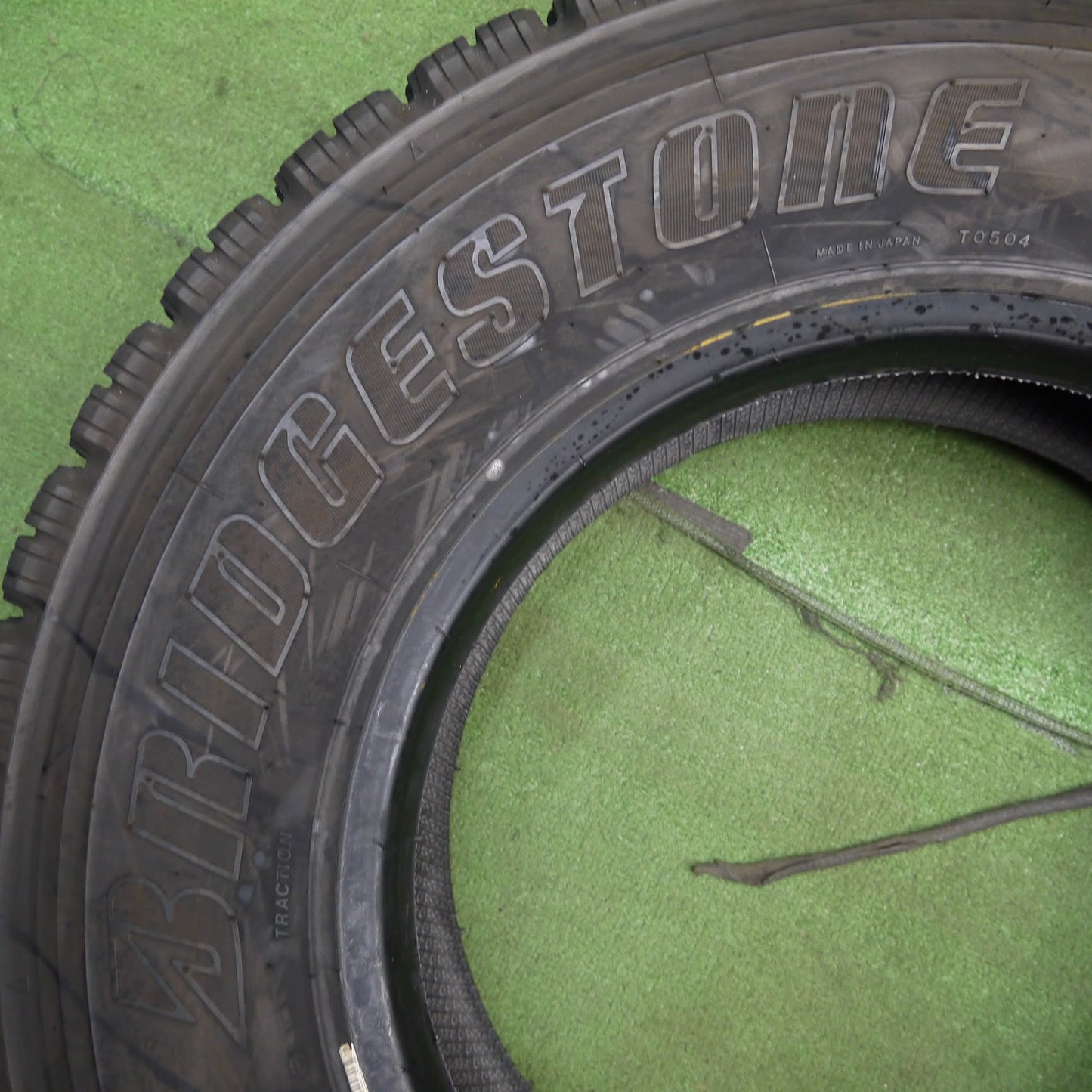 [送料無料]バリ溝！22年！8.5分★トラック タイヤ 225/80R17.5 123/122L スタッドレス ブリヂストン W910 17.5インチ★3040401クスタ